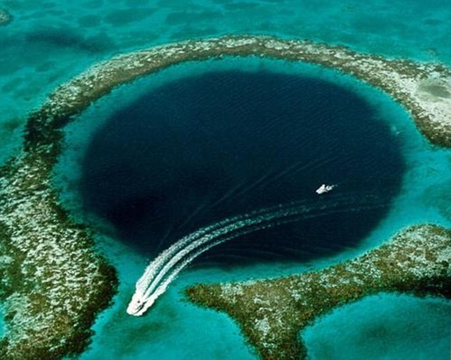 Great Blue Hole ở Belize sâu 122m nổi tiếng thế giới